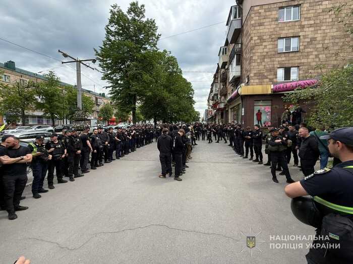 У Запоріжжі затримали та мобілізували тітушок, які намагались проникнути у приватний офіс