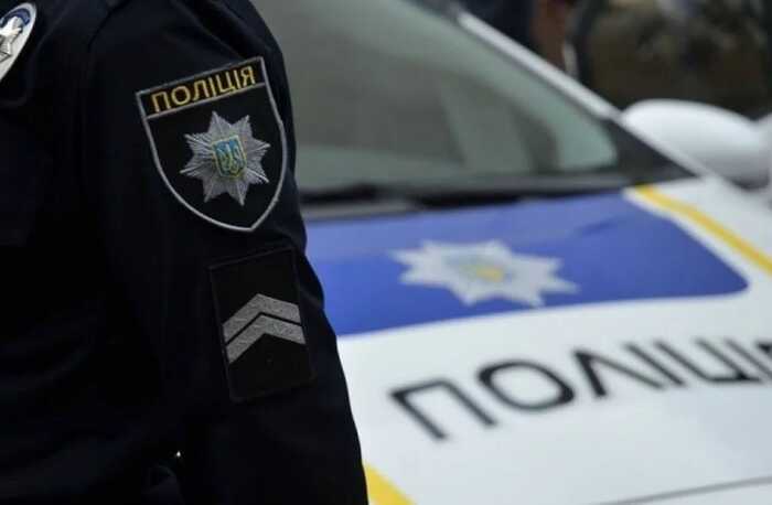 В Одесі чоловік виліз на дерево, тікаючи від поліції