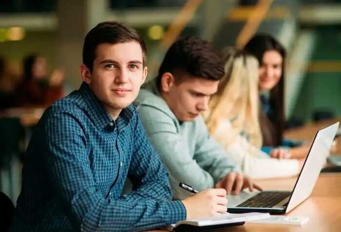 Через ChatGPT американські університети повертаються до письмових іспитів