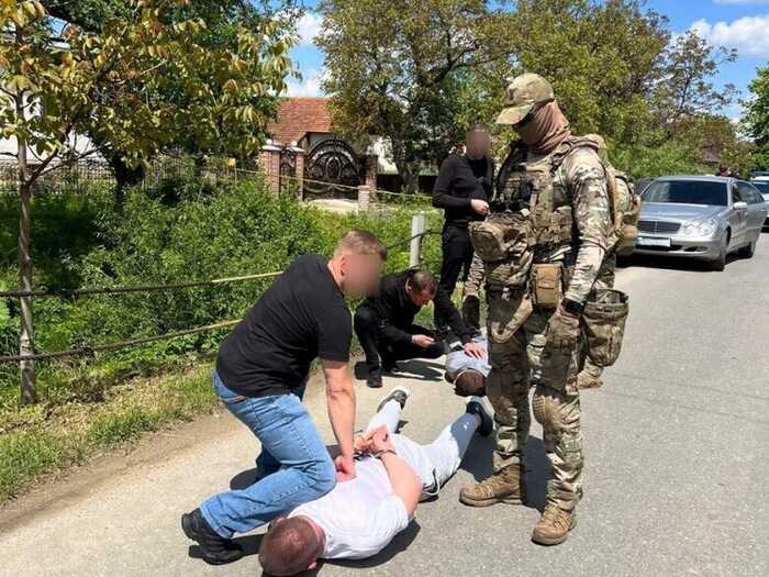 Переправляв ухилянтів за 18 200 доларів: у Львові затримано псевдополіцейського