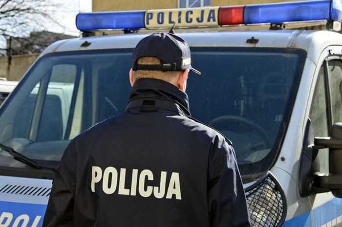 У Польщі оголений українець вистрибнув з четвертого поверху, вигукував щось до дітей і стрибав по машинах