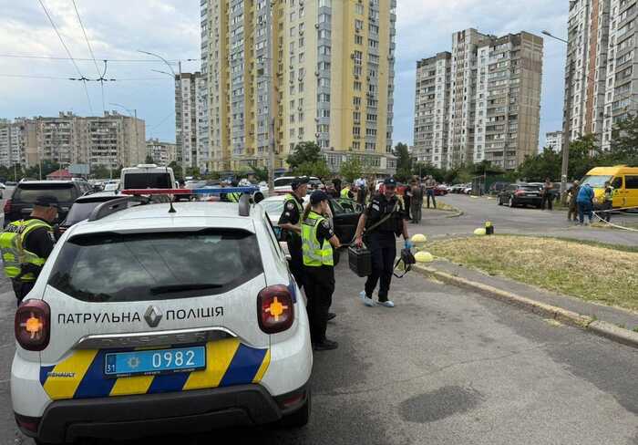У Києві посеред вулиці застрелили чоловіка в автомобілі