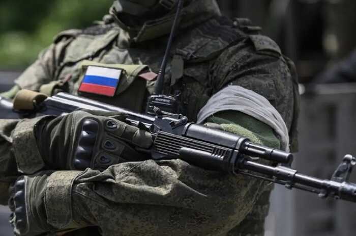 Росіянин розстрілює цивільного при спробі евакуюватися із села Удачне на Донеччині