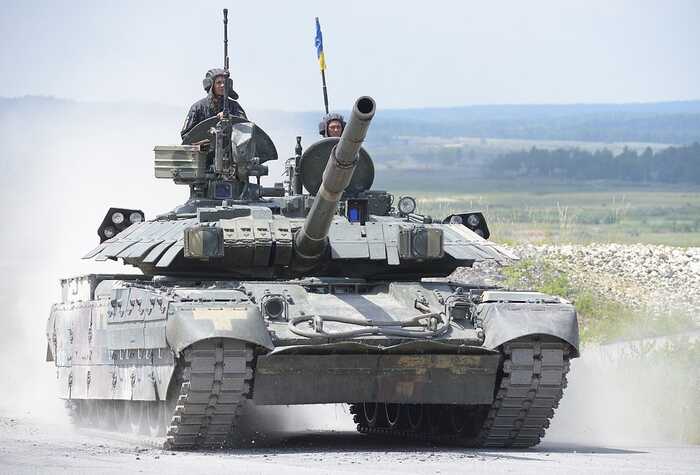 Український танк впритул знищує ворожу ДРГ із п’яти окупантів на Лиманському напрямку