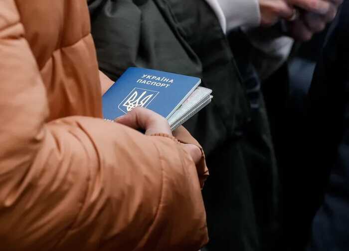 У Раду внесли законопроєкт про дозвіл чоловікам до 22 років виїжджати за кордон під час воєнного стану